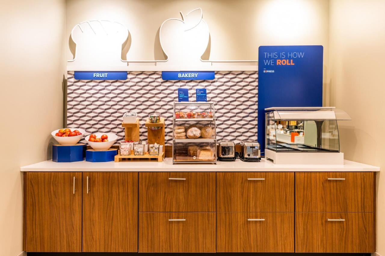 Holiday Inn Express & Suites Charlottesville By Ihg Exterior foto