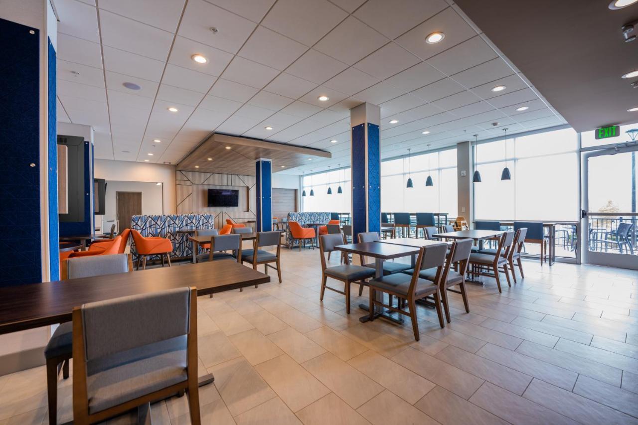 Holiday Inn Express & Suites Charlottesville By Ihg Exterior foto